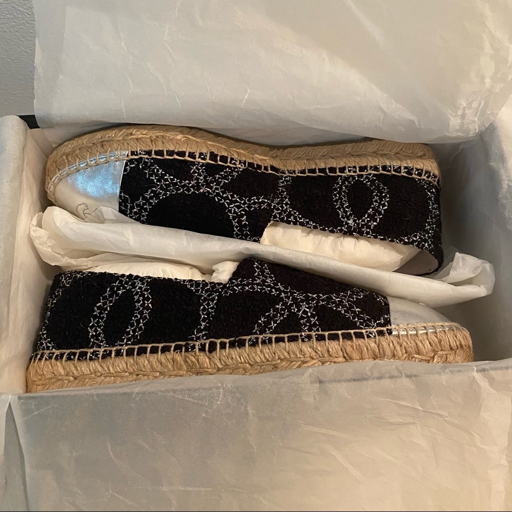 Chanel Black/Silver Tweed & Lambskin Leather CC Cap Toe Espadrilles Chic Classic - Picture 7 of 13